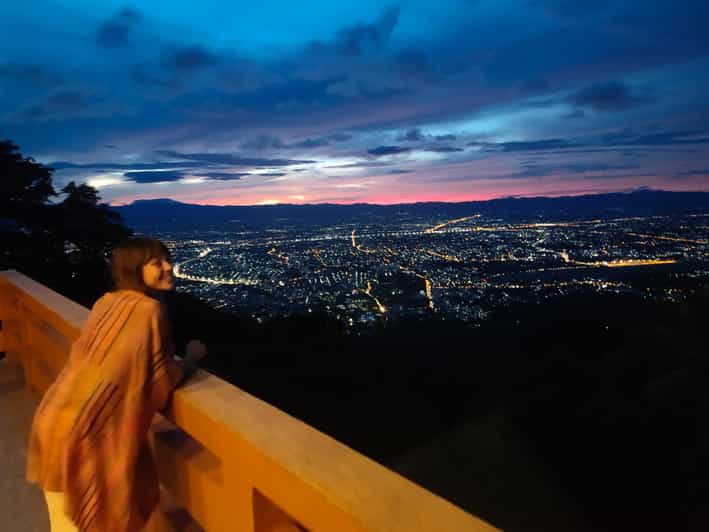 Spiritueller Sonnenaufgang Wat Doi Suthep, Pha Lat, Almosen & Meditation