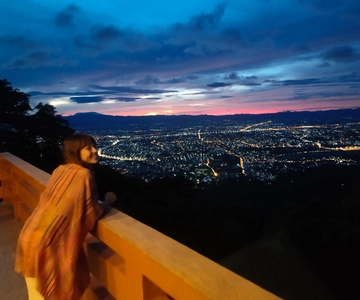Manevi Gün Doğumu: Wat Doi Suthep, Pha Lat, Sadaka ve Meditasyon