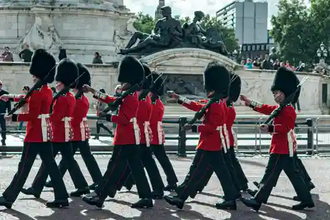 London: Guided Walking Tour & Changing of the Guard