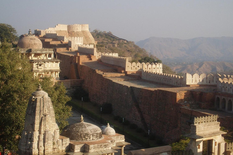 Giro turistico di Kumbhalgarh in auto - Tutto compresoUdaipur: giro turistico di Kumbhalgarh in auto - All Inclusive