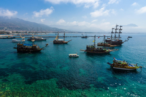 Alanya: Passeio de barco pirata com almoço e transfer do hotel