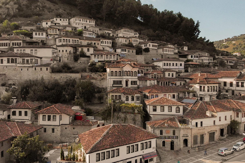 Från Tirana/Durres: Berat- och Belsh-tur, med upphämtning från hotellFrån Tirana:Berat och Belsh dagstur,den unika UNESCO-staden