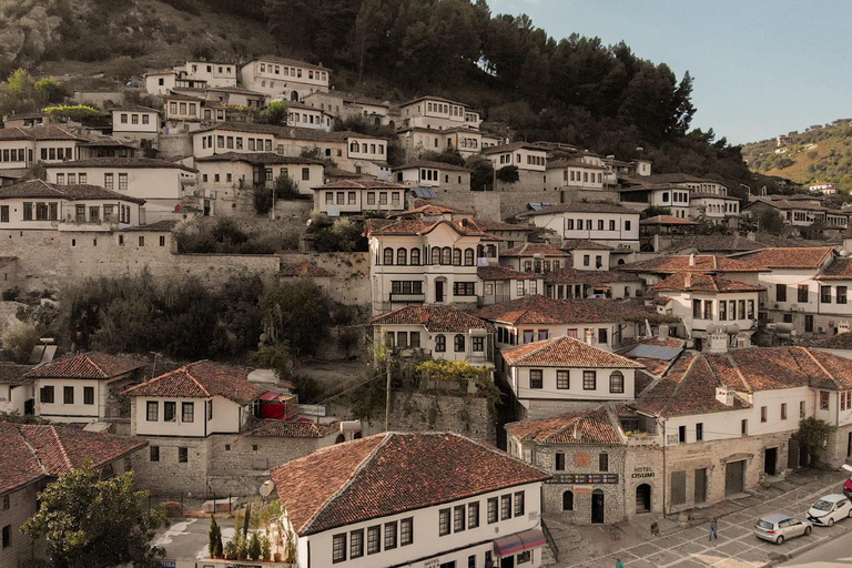 Från Tirana/Durres: Berat- och Belsh-tur, med upphämtning från hotellFrån Tirana:Berat och Belsh dagstur,den unika UNESCO-staden