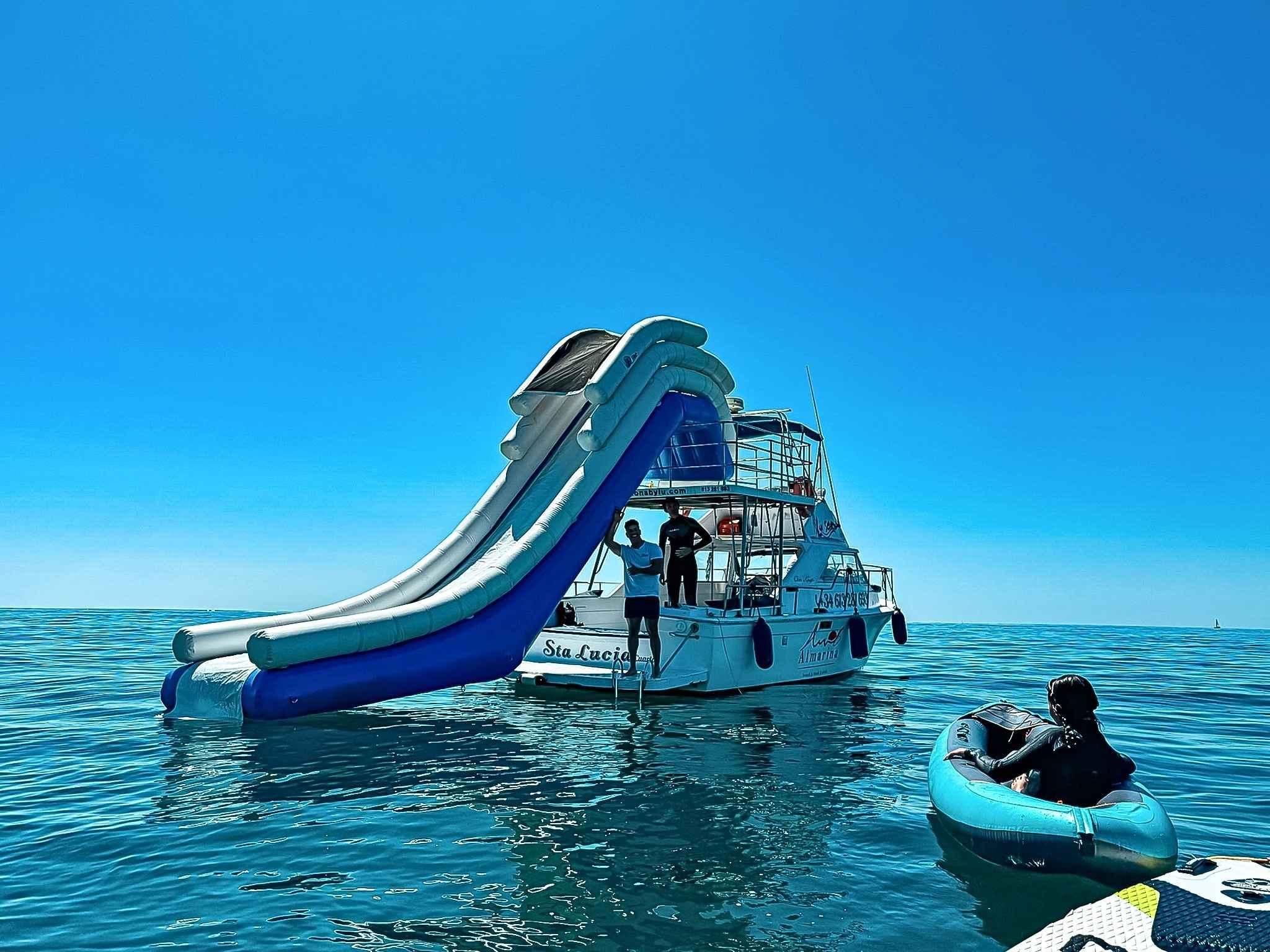 Benalmádena: Privates Boot mit Delfinen, Schnorcheln, Aktivitäten und Rutsche