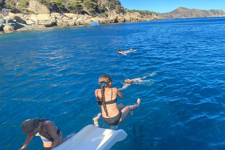 Från rosor: Cap Norfeu Boat Cruise &amp; SwimmingFrån Roses: Cap Norfeu båtkryssning och simning