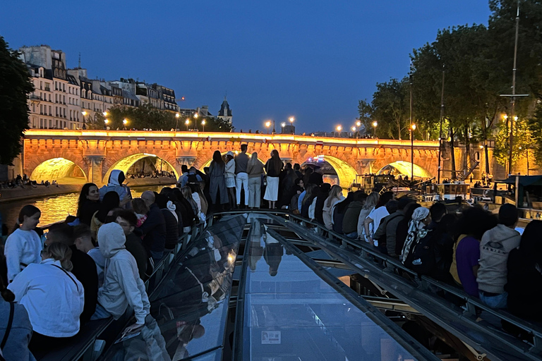 Paris: Seine River Sightseeing Cruise with Parisian Macaron Paris: Seine Day/Evening Cruise & Macaron Experience