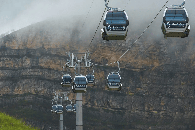 Bakú: Excursión de un día a la estación de montaña de Shahdag y Beshbarmag