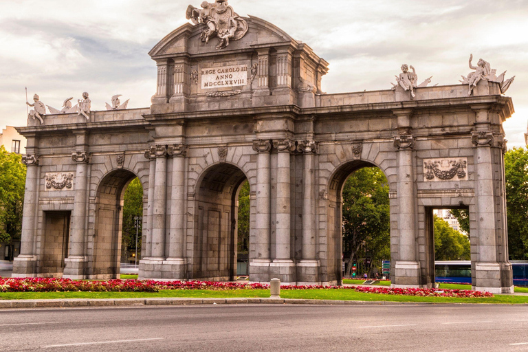 Madryt: Najważniejsze atrakcje miasta wycieczką elektrycznym tuk tukiemMadryt: Wycieczka po mieście elektrycznym tuk tukiem GV71