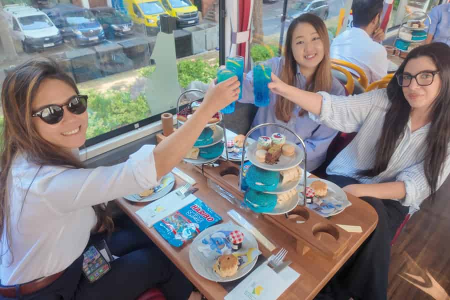 Feestavontuur met de Smurfen-bustocht met high tea