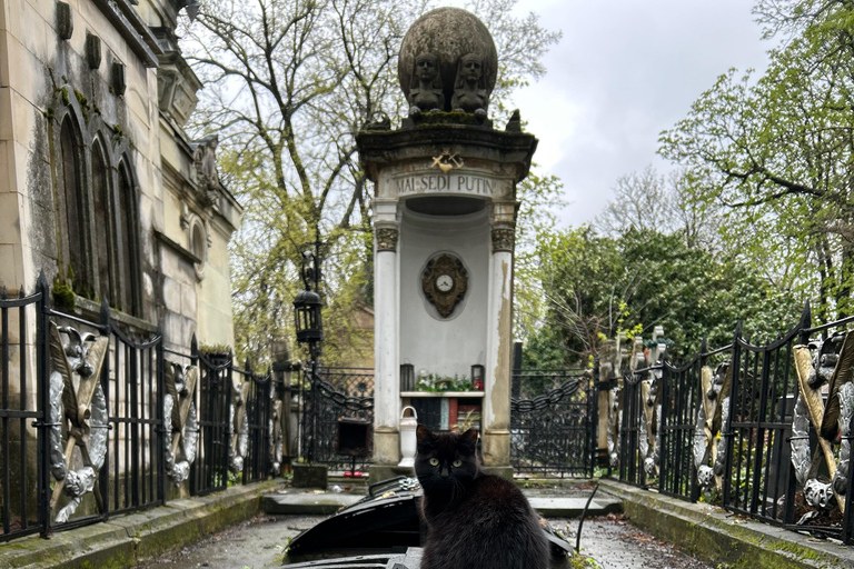 Bucharest: Bellu Cemetery Walking Tour with Guide
