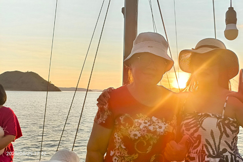 Labuan Bajo: Kalong Island Sunset Boat Tour with Snorkeling