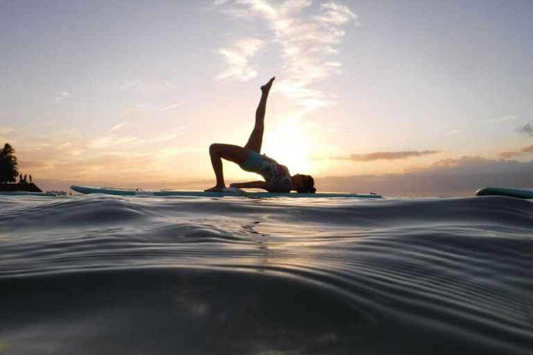 Honolulu : Cours de SUP Yoga au coucher du soleil