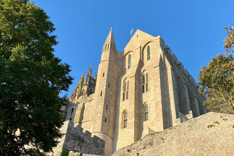 Visita privata con guida dal vivo di Mont Saint-Michel e Honfleur in MercedesPrivato Mont Saint-Michel, Honfleur da Parigi in Mercedes