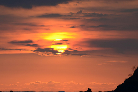 Phi Phi: tour al tramonto a Maya Bay in barca a coda lunga