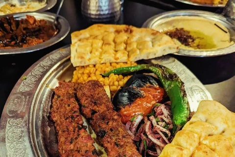 Istanbul: Notte del cibo turco ed esperienza sui tetti