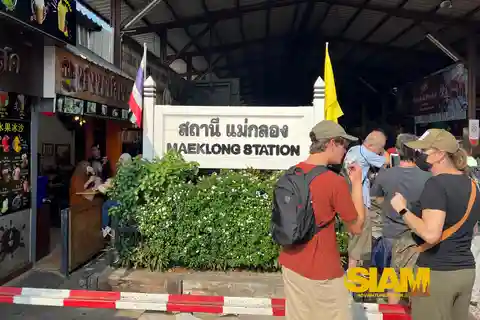 Von Bangkok aus: Damnoen Floating Market und Railway Market Tour