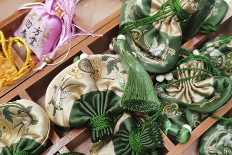 Hangzhou TCM ：Pulse diagnosis & herbal bag & Cupping Pulse diagnosis + traditional Chinese medicine sachets