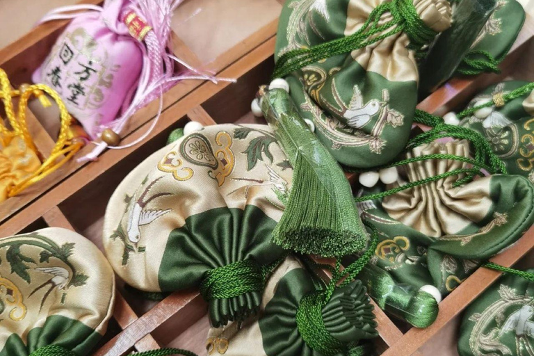 Hangzhou TCM ：Pulse diagnosis & herbal bag & Cupping Pulse diagnosis + traditional Chinese medicine sachets