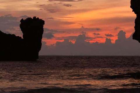 Phi Phi: Passeio ao pôr do sol na Baía de Nui com Plâncton em barco de cauda longa