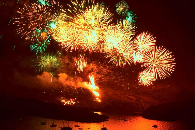 Santorini: Sunset Cruise with Ifestia Fireworks & Drone Show