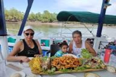 Seafood Gastronomic Tour to the Floating Restaurant of Puntarenas by boat