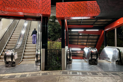 Medellín : visite nocturne de la Comuna 13, mur peint, collation localeMedellín : visite nocturne de la Comuna 13, mur peint, dégustation de snacks locaux