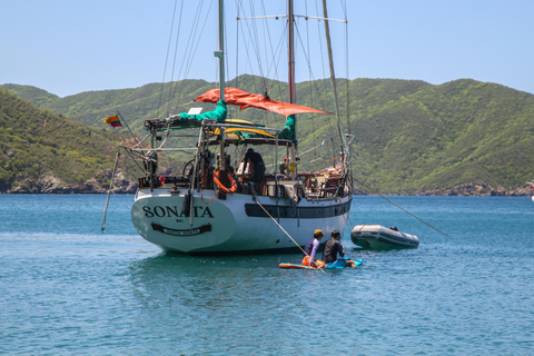 Tour in Velero a Bahía Concha Parque TayronaTour in barca a vela al Parco Bahía Concha Tayrona