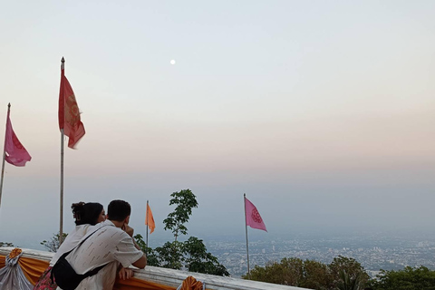 Halbtagestour am Morgen Wat Pha Lat &amp; Wat Phra That Doi Suthep TourPritave Tour