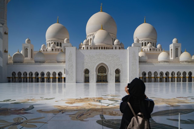 Abu Dhabi: VIP Tour with Mosque, Palace, Heritage Village