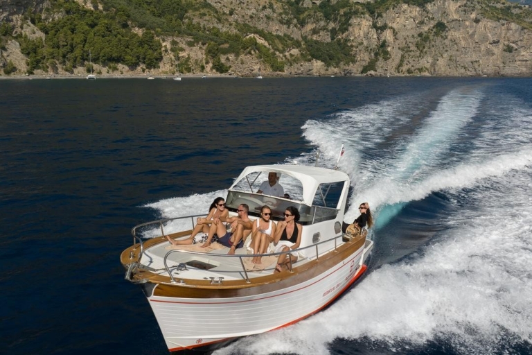 Positano : visite en bateau de Capri avec boissons et collationsBateau Sparviero de 28 pieds pouvant accueillir jusqu'à 10 personnes