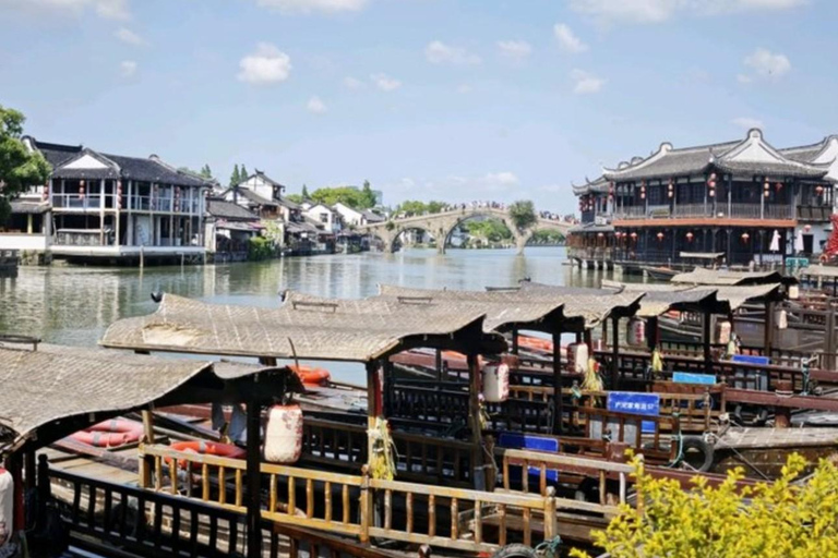Shanghai: Zhujiajiao Water Town & Yuandang Lake Cycling Trip