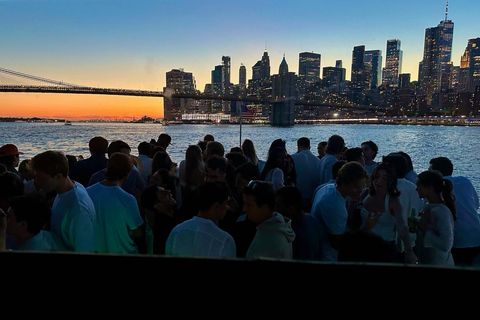 NYC Sunset, Music &amp; Statue of Liberty Sightseeing CruiseZonsondergang in NYC, muziek en rondvaart langs het Vrijheidsbeeld