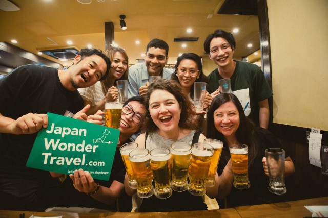 Tokyo: Shinjuku Izakaya and Golden Gai Bar Hopping Tour