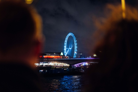 Bootfeest op oudejaarsavond in Londen met uitzicht op het vuurwerk