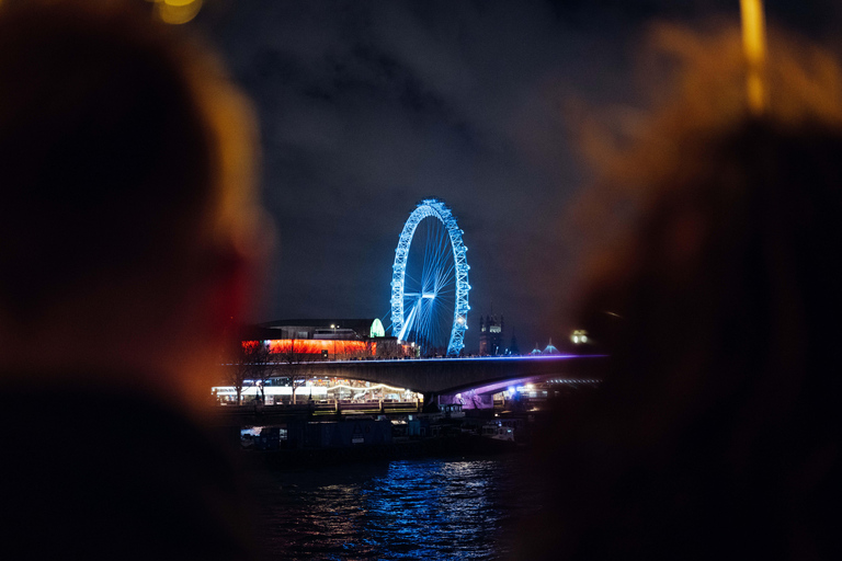 Bootfeest op oudejaarsavond in Londen met uitzicht op het vuurwerk