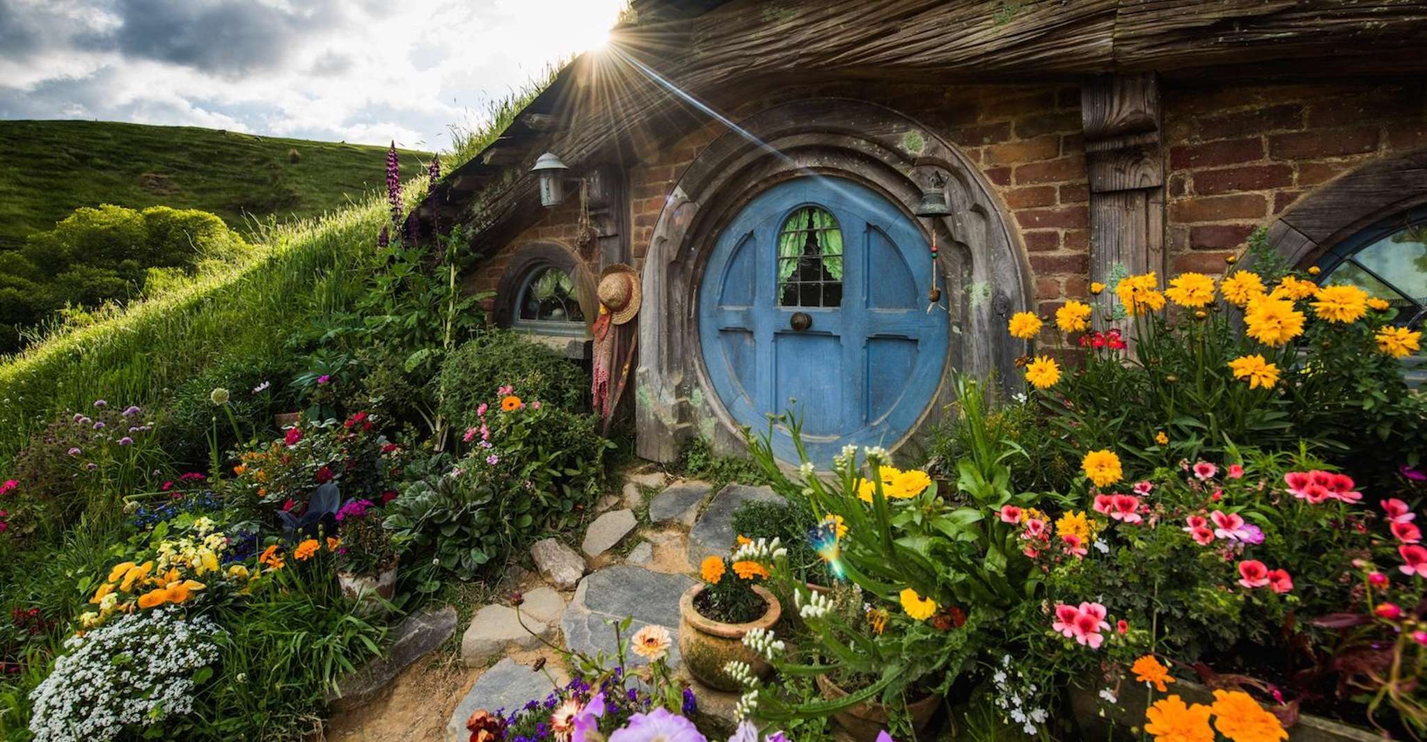 Hobbiton Movie Set Tour to Hamilton garden and Waitomo caves - Housity