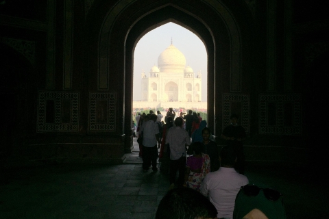 Depuis Delhi : Taj Mahal Sunrise et visite d'Agra en voiture avec guide