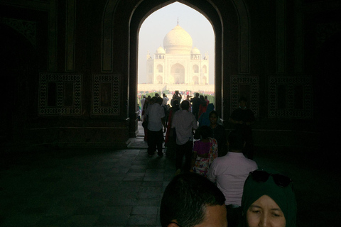 Depuis Delhi : Taj Mahal Sunrise et visite d'Agra en voiture avec guide