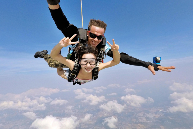 Thaïlande : Saut en parachute en tandem au-dessus de la côte estService de navette pour Bangkok