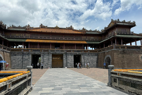 Desde Da Nang: Ciudad imperial de Hue con el paso o los túneles de Hai VanDesde Da Nang: Exploramos Hue Imperial con los túneles de Hai Van