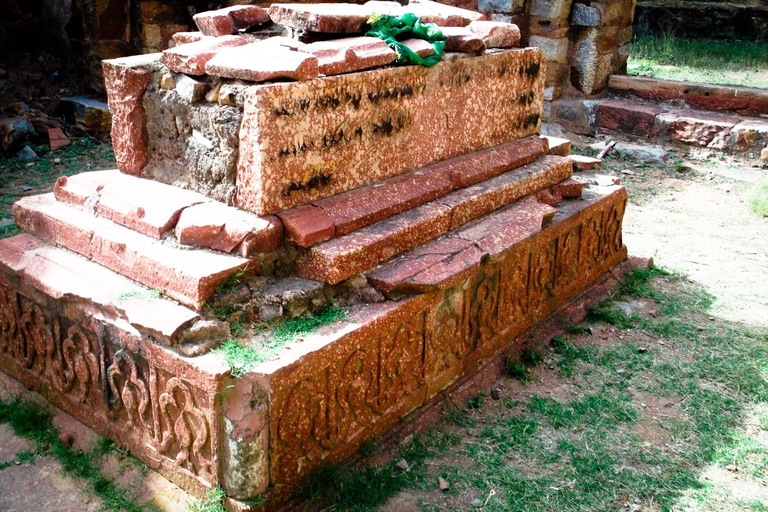 Delhi: Arkeologisk park i Mehrauli med upphämtning från hotellDelhi: Mehrauli Archaeological Park Tour med upphämtning från hotell