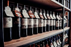Bergamo Alta: Weinprobe mit Platte in der Weinhandlung im Stadtzentrum