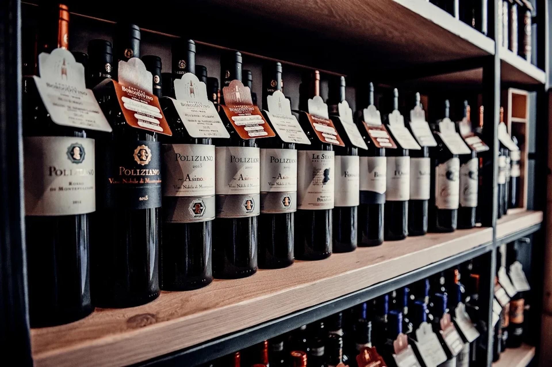 Bergamo Alta: Weinprobe mit Platte in der Weinhandlung im Stadtzentrum