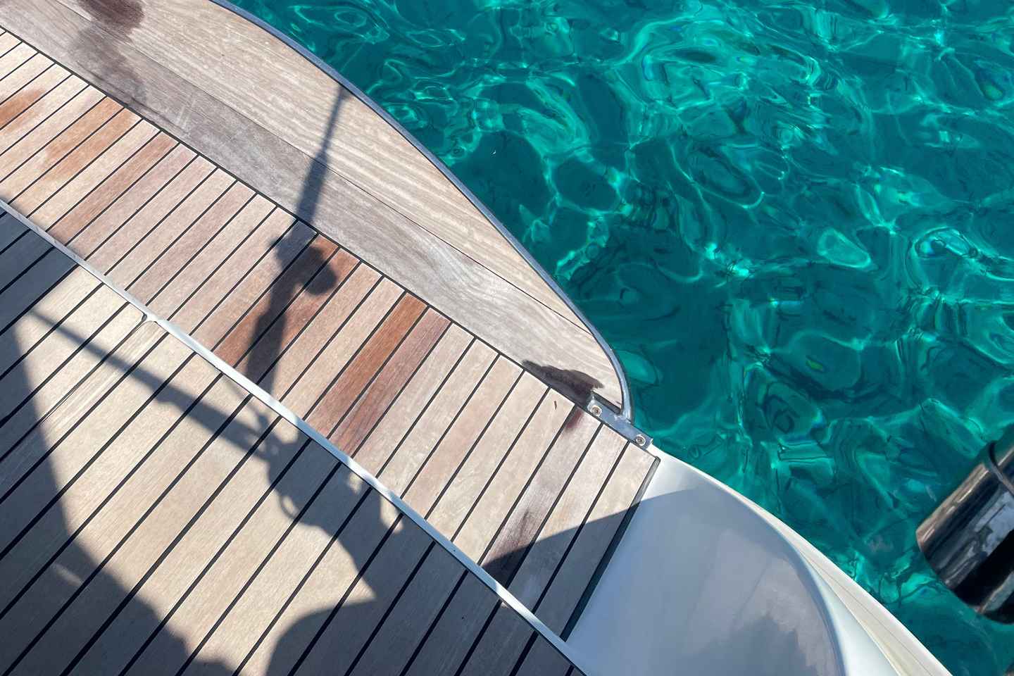 从斯基亚索斯港出发：含午餐的精彩日间帆船之旅