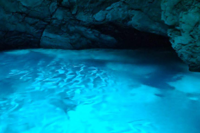 Marina Frapa: tour in barca di 7 grotte con drink e snorkelingMarina Frapa: tour in barca alle 7 grotte con bevande e snorkeling