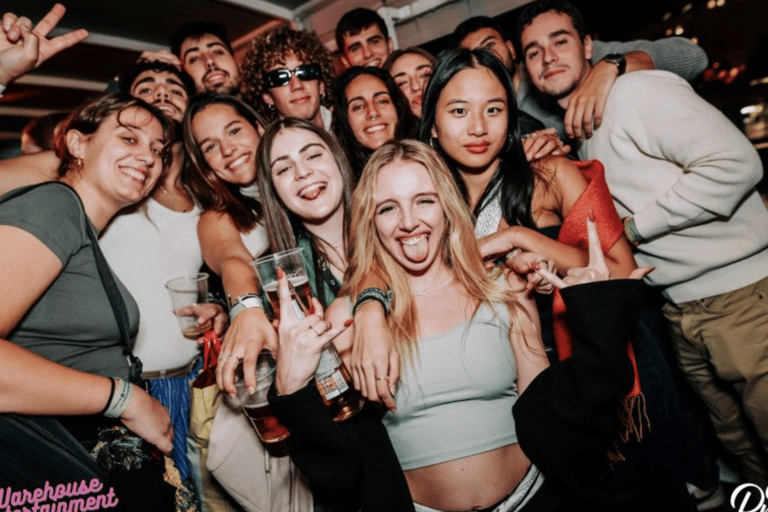 Pub Crawl z shotami i klubem nocnym w PradzePraga: Bar Crawl z przewodnikiem z shotami i wejściem do klubu nocnego