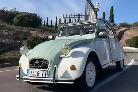 Degustazione di vini in una 2CV