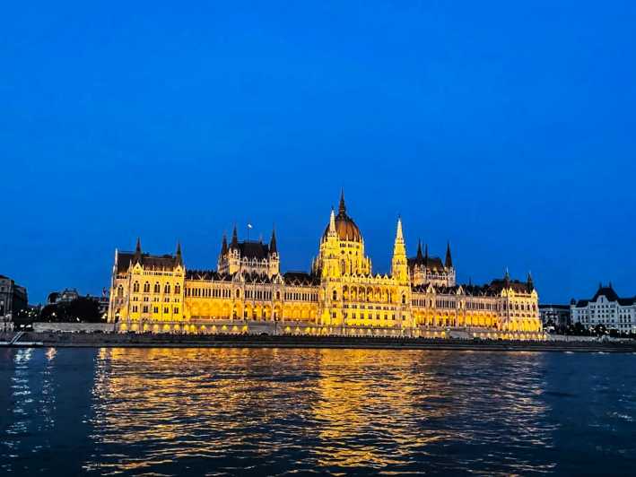 Budapeszt: Wieczorny rejs po atrakcjach miasta z drinkiem powitalnym