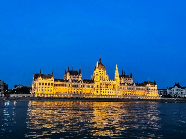 Visit Budapest City Highlights Cruise with Welcome Drink in Budapeste