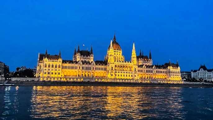 Budapest: City Highlights Evening Cruise with Welcome Drink
